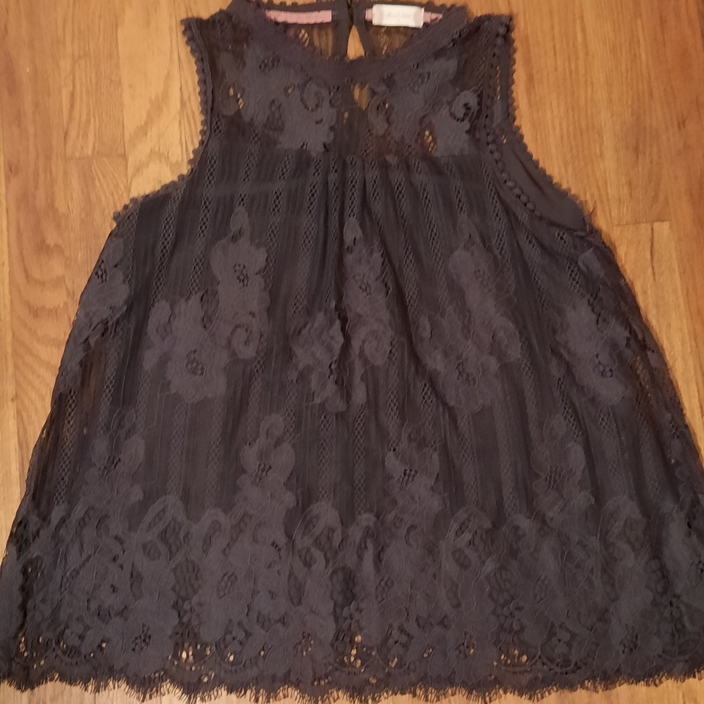 Altar'd State dark grey/black sleeveless blouse